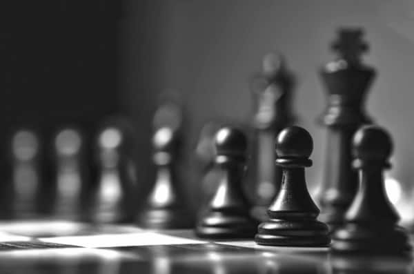 chess-pieces-in-black-white